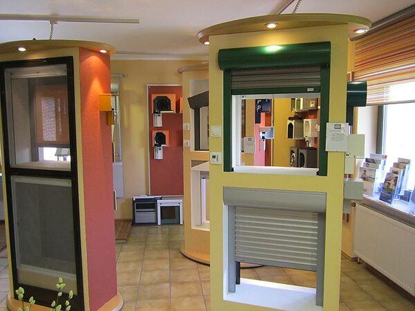 Ausstellung mit verschiedenen Rollladen- und Fenster-Modellen zur Hausmodernisierung.